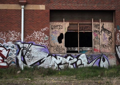 all-those-shapes_-_bradmill_-_sneaky-window-graff