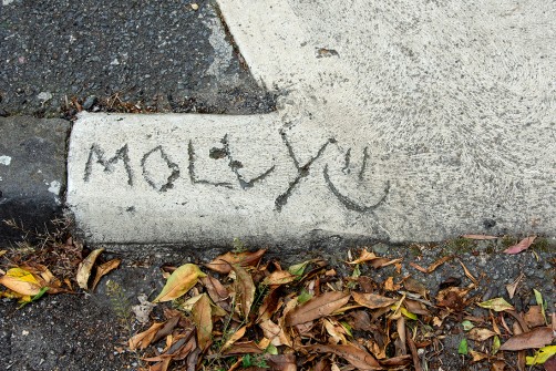 all-those-shapes_-_concrete-graffiti_-_molly-smiley-face_-_northcote