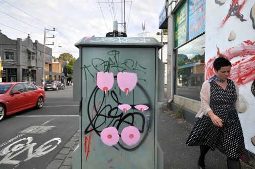 all-those-shapes_-_street-art_-_breasts_01_-_collingwood
