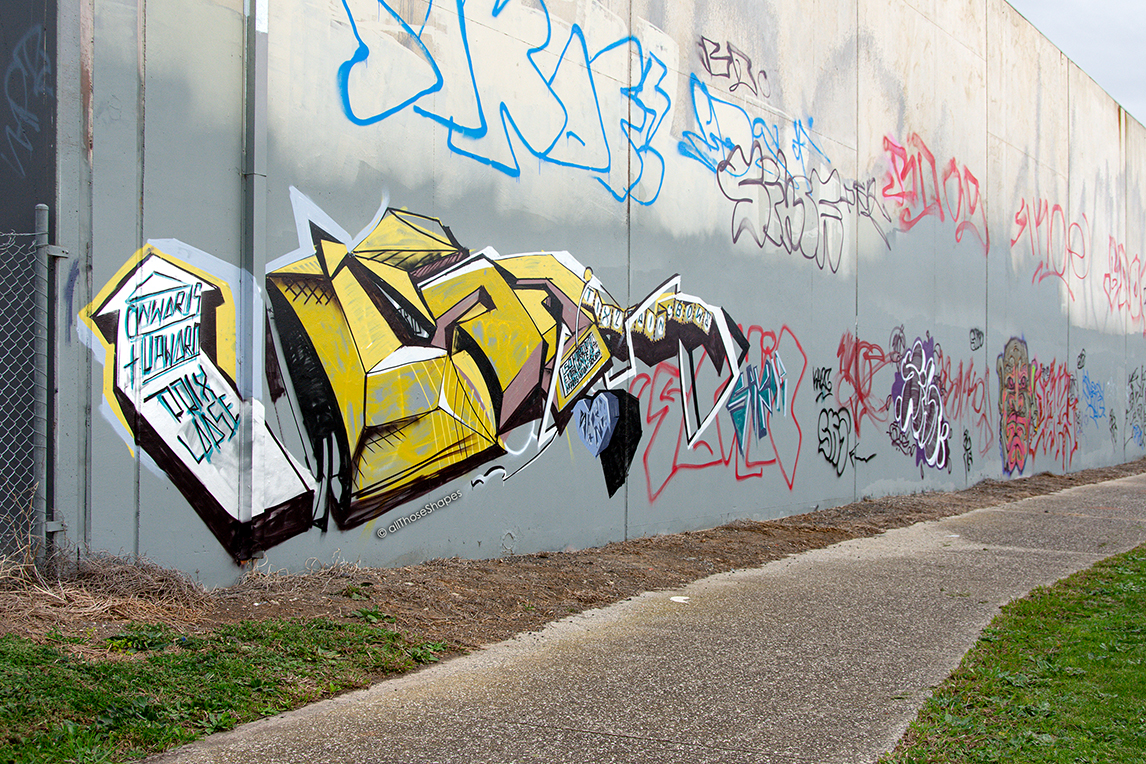 all-those-shapes_-_big-fat_-_twisty-yellow-3d-graffiti_onwards+upward