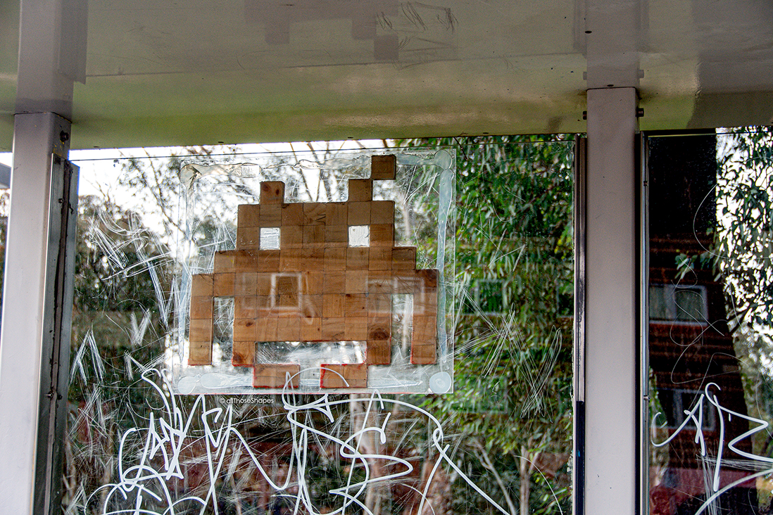 all-those-shapes_-_street-art_-_invader-clone_bus-stop_01