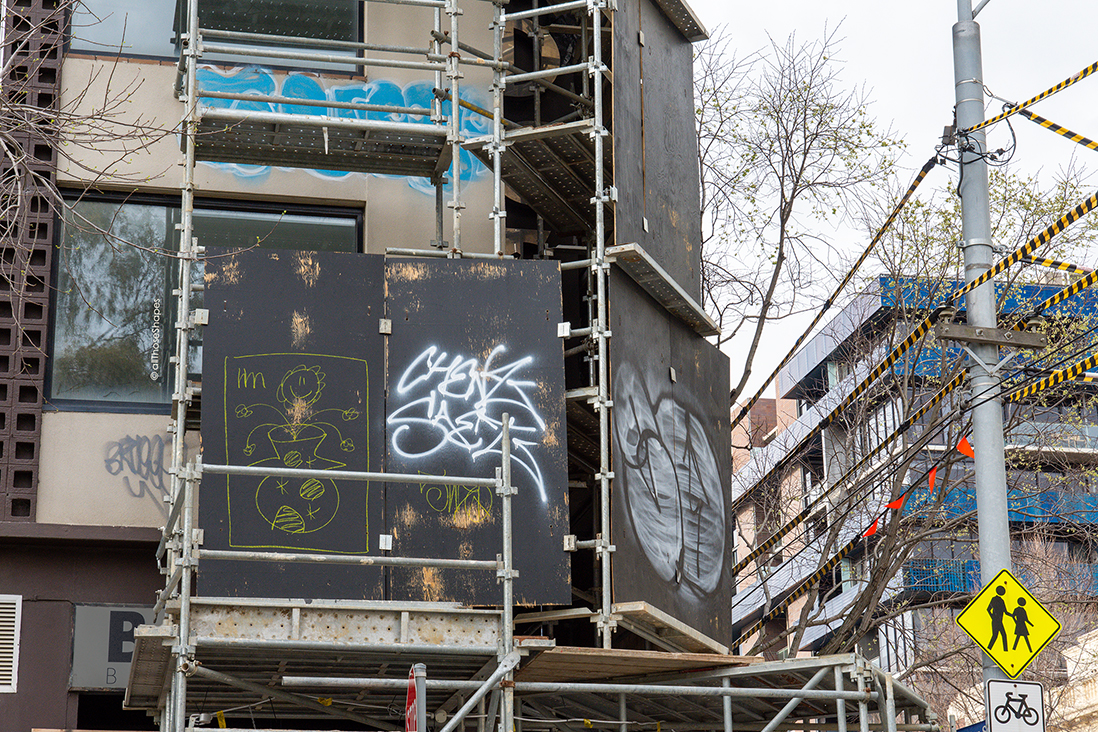 all-those-shapes_-_street-art-simple-lines_-_hm-flower-pot-man_ps-scaffolding-creeper_-_carlton