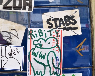 all-those-shapes_-_ribity_-_green-frog-sticker_-_fitzroy